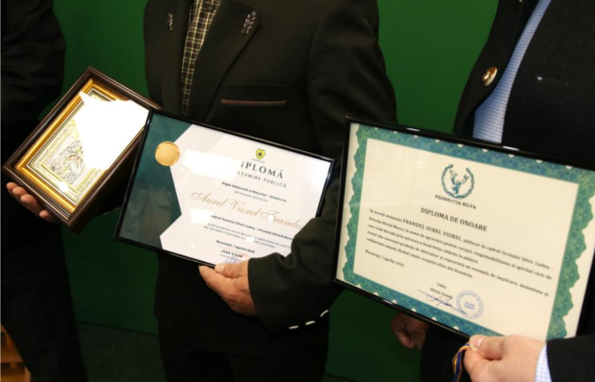 Romsilva l-a premiat pe pădurarul Aurel Frandeș, care a salvat două fetițe dispărute. Sursa foto: Romsilva/Facebook