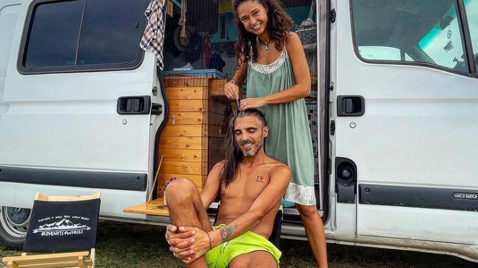 Românii care trăiesc cu 2.000 de lei pe lună şi se plimbă prin toată lumea: "Ne facem viaţa mai uşoară"