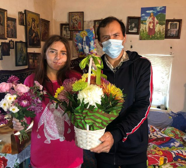 Imagini demențiale de la ziua Vulpiței! Cum dansează în curte, în jurul lui Viorel, după ce a copt cartofi pe plită VIDEO
