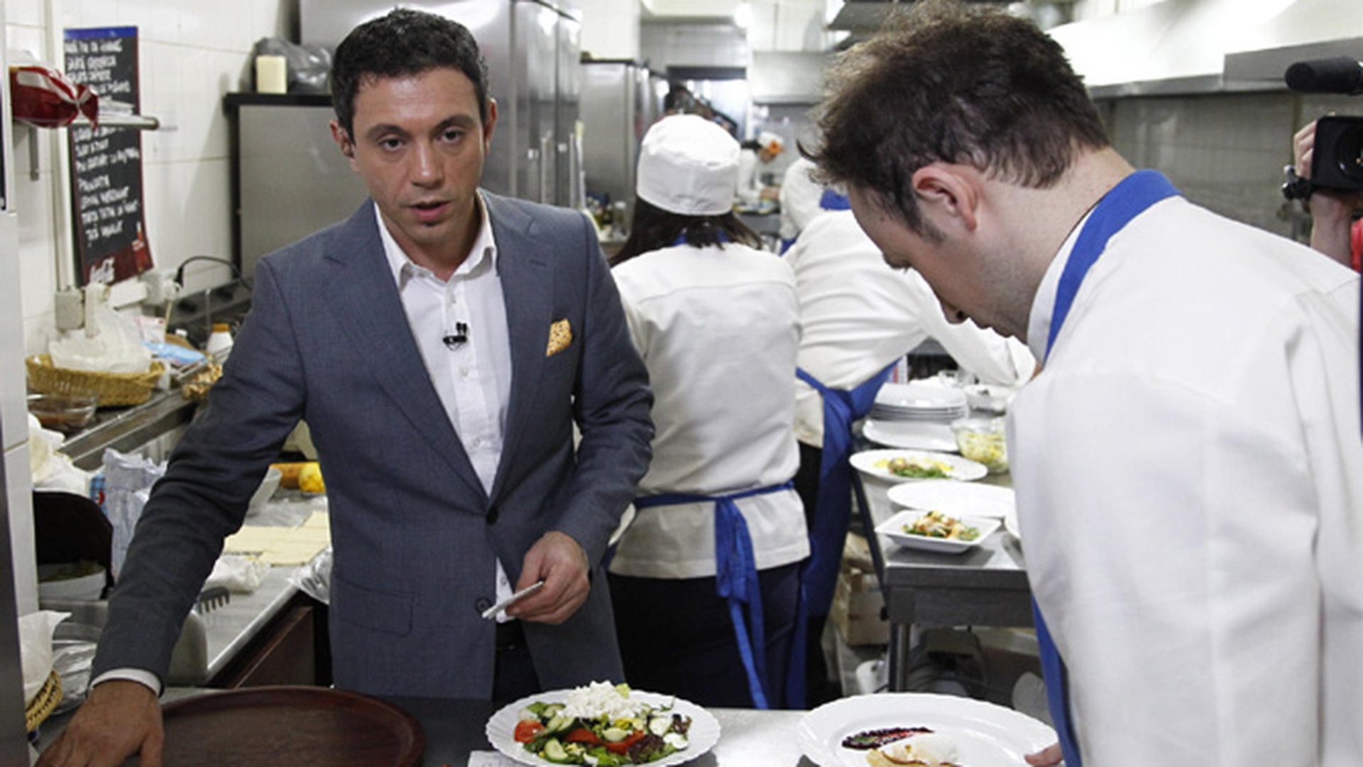 Concurentii de la "MasterChef" se transforma si in ospatari! Unii gatesc, altii servesc la mese!