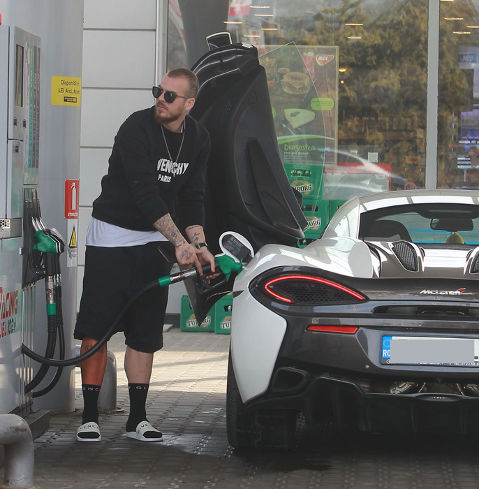 Denis Alibec a coborât în papuci la benzinărie ca să facă plinul McLaren-ului de 170.000 € (Foto: CANCAN.RO)