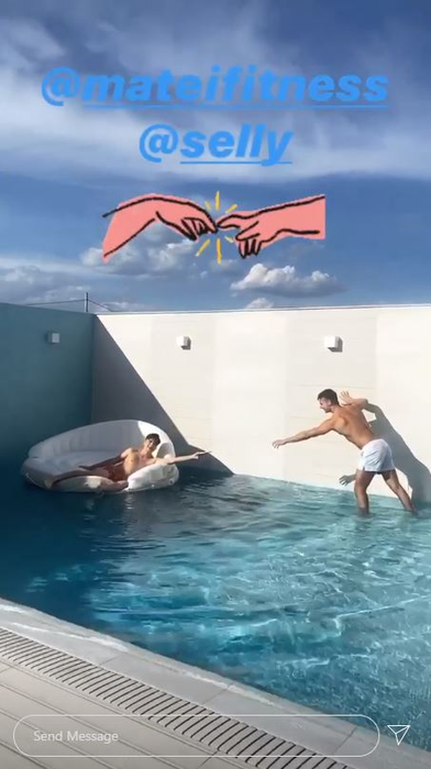 Râzi cu lacrimi! Ce comentariu i-a lăsat Codin Maticiuc lui Dorian Popa, după ce acesta s-a pozat în piscină de parcă merge pe apă ca Iisus! Răspunsul savuros al cântărețului