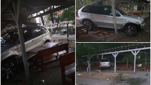 “Performanță” uimitoare a unui șofer cu BMW. A sărit peste un trotuar imens și s-a înfipt în mesele din colțul șahiștilor din Militari