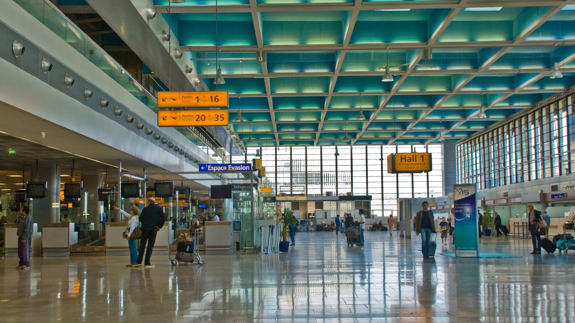 Oamenilor nu le-a venit să creadă când au văzut-o aşa! Cum a apărut această blondă în aeroport
