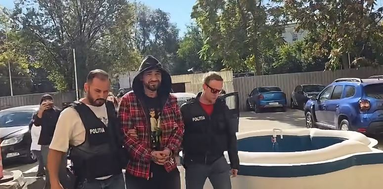 Filmarea care arată adevărata fața a lui IAN! Râdea în timp ce era adus la Parchet, în cătușe