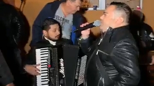 La asta, cu siguranță, nu te așteptai! Adrian Minune și Marcel Pavel, duet în curtea casei