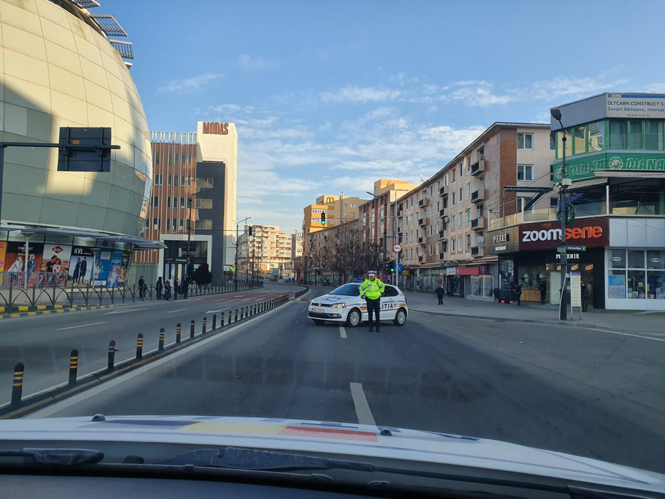 Alertă în Vâlcea! Un colet suspect, descoperit în fața prefecturii. Polițiștii, ofițerii SRI și ambulanțele au înconjurat zona