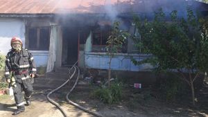 Au vrut să ajute o rudă, dar s-au ales cu locuința în flăcări. Cel pe care îl adăposteau le-a dat foc la casă