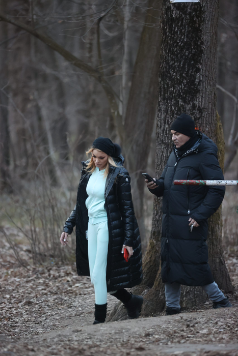 Cristi Borcea caută ceva în telefonul mobil (Foto: CANCAN.RO)