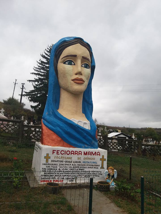 Statuia Fecioarei Maria