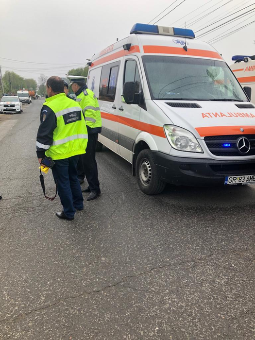 Trupul femeii a rămas blocat sub TIR