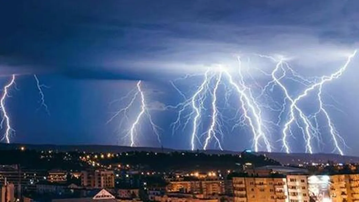 Furtună cu tunete și fulgere la noapte în România! Prognoza ANM până pe 18 martie