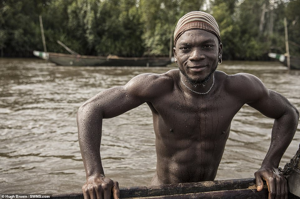 FOTO | ”Minerii musculoși” din Camerun! Se scufundă la aproape 10 metri pentru a scoate nisip, iar trupurile lor par sculptate