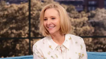 Suma uriașă câștigată anual de actorii din „Friends”. Lisa Kudrow a recunoscut câți bani primesc din reluările serialului