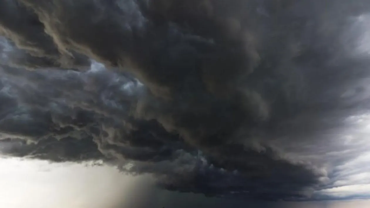 Avertizarea specialiștilor! Un nor toxic va ajunge deasupra României