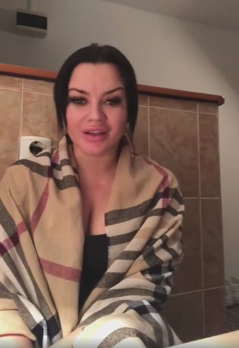 Carmen de la Sălciua s-a pozat nemachiată! Nu ai mai văzut-o așa pe cea mai sexy interpretă de muzică populară
