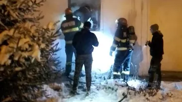 O biserică a izbucnit în flăcări în Botoșani. Incendiul a pornit de la o sobă