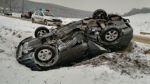 Accident teribil în județul Sibiu. Un tânăr s-a răsturnat cu mașina, iar iubita lui de 17 ani e în stare gravă la spital