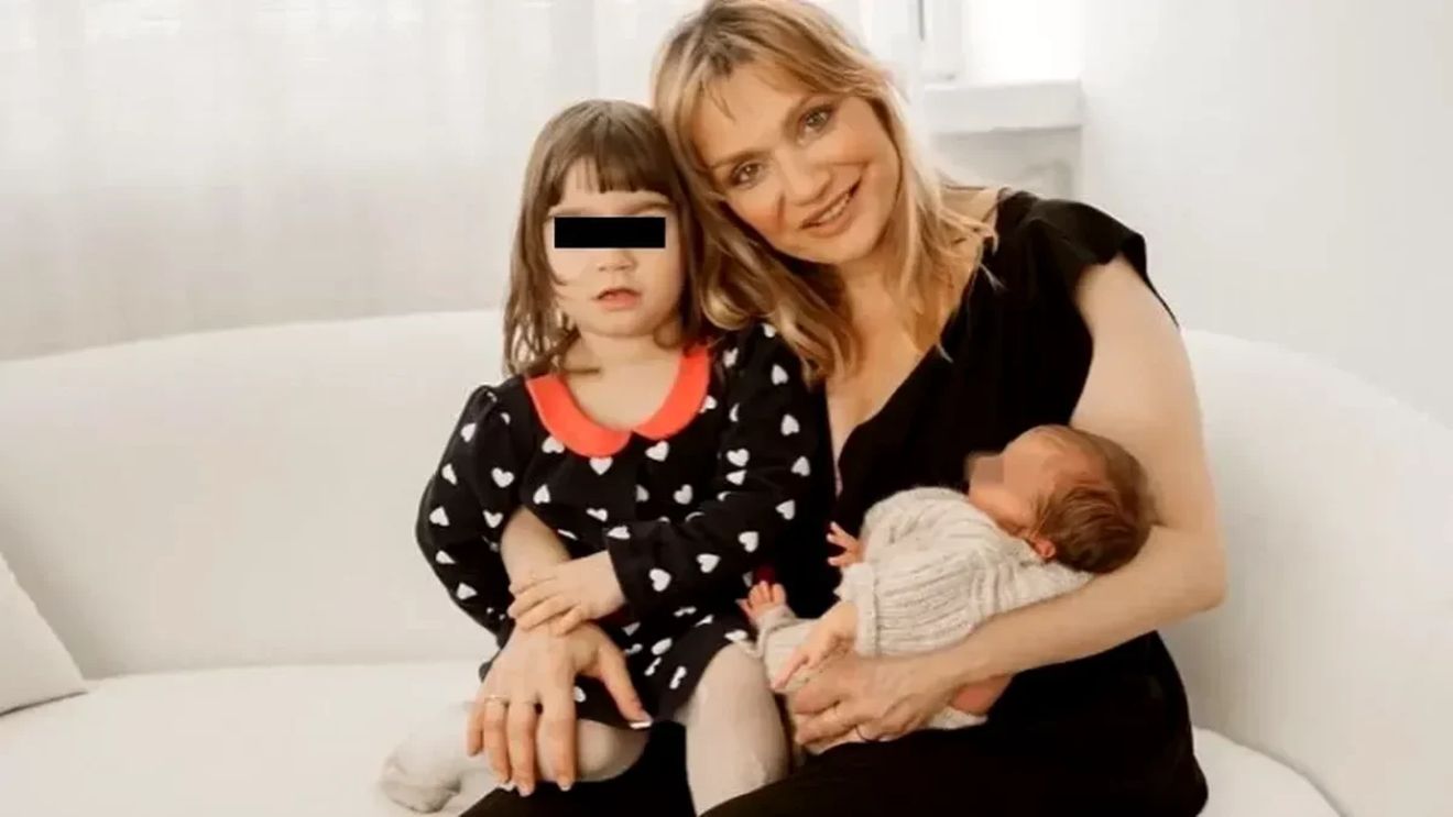 Cum arată apartamentul în care locuiește Cristina Cioran cu cei doi copii. În living are o zonă de joacă special amenajată pentru Ema și Max