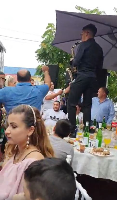Nicolae Guță și Armin Nicoară, în mijlocul invitaților la o nuntă în Potcoava unde nu s-a ținut cont de nicio măsură împotriva noului coronavirus. S-au dat amenzi de 125.000 de lei
