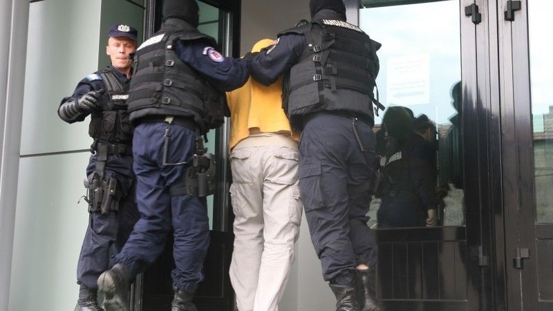 Maramureș: Bărbat cercetat după ce și-a bătut fratele, a dat foc la casă și a amenințat polițiștii