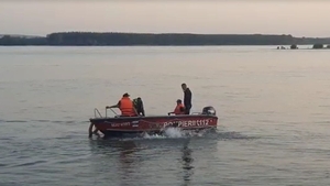 O barcă de agrement cu nouă persoane la bord s-a răsturnat pe Dunăre, la Corabia. Un bărbat s-ar fi înecat. VIDEO