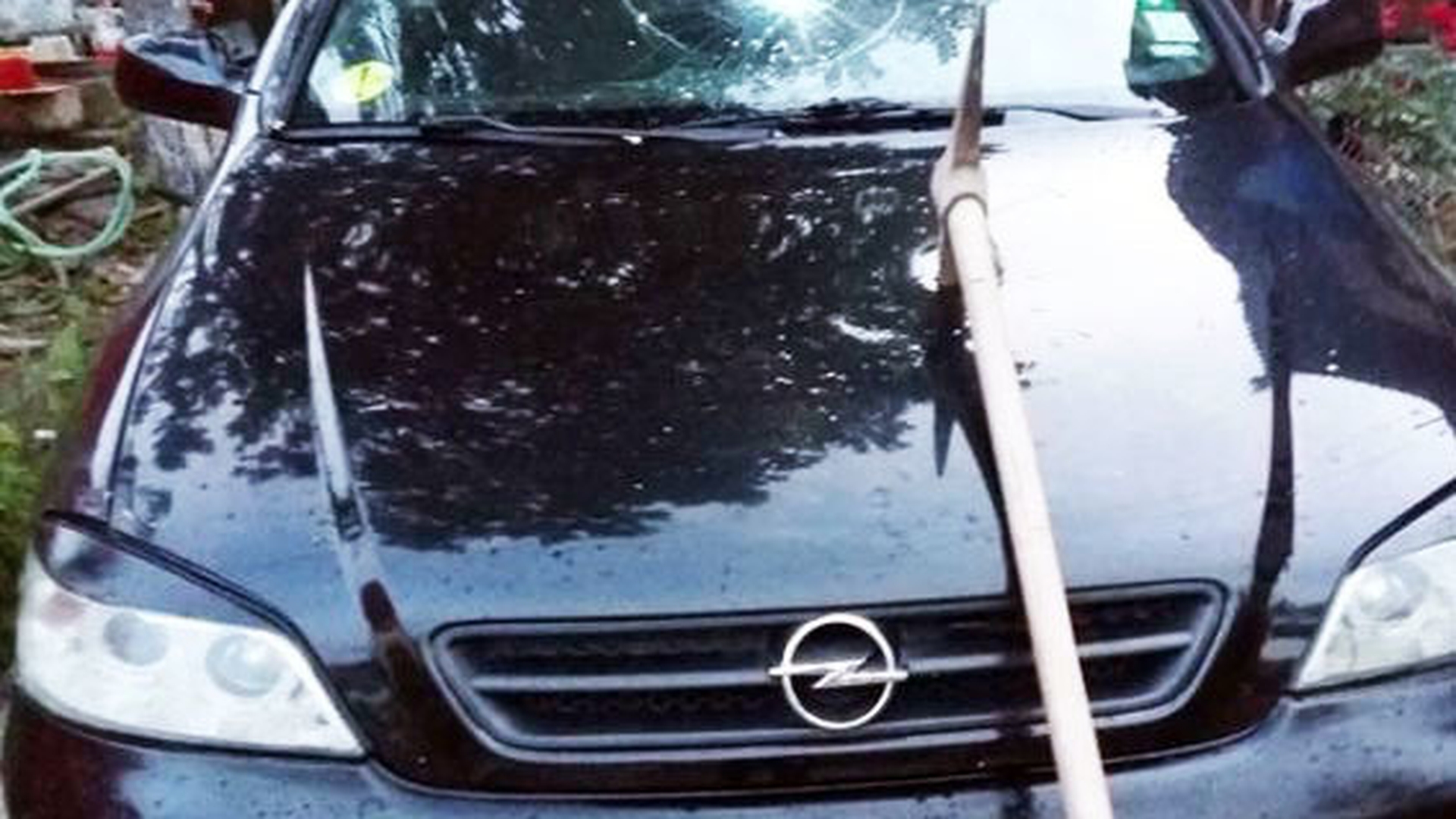 Poliţist atacat cu târnăcopul, în Vâlcea! A tras cu pistolul ca să-şi apere viaţa!