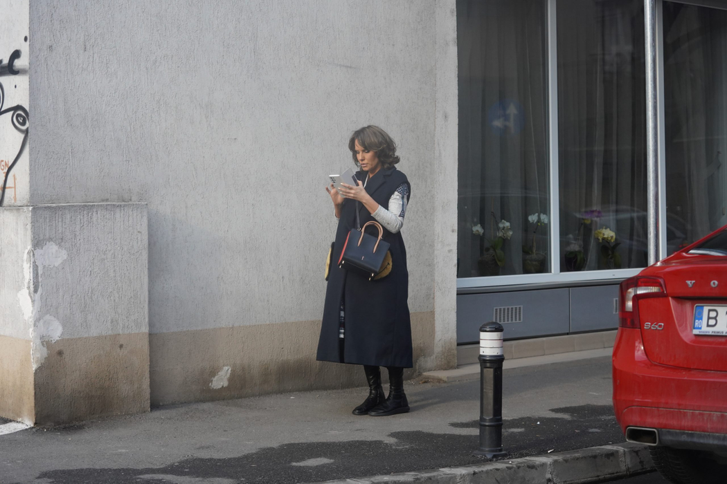 Anna Lesko își verifică mesajele din mers (Foto: CANCAN.RO)