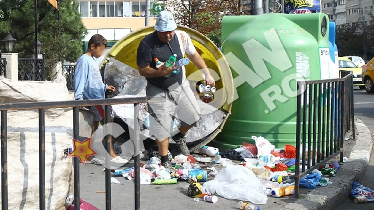 VIDEO Mizeria ta, meseria lor! Smecherasii astia se umplu de bani golind containerele de gunoi, dupa un plan de business bine pus la punct!