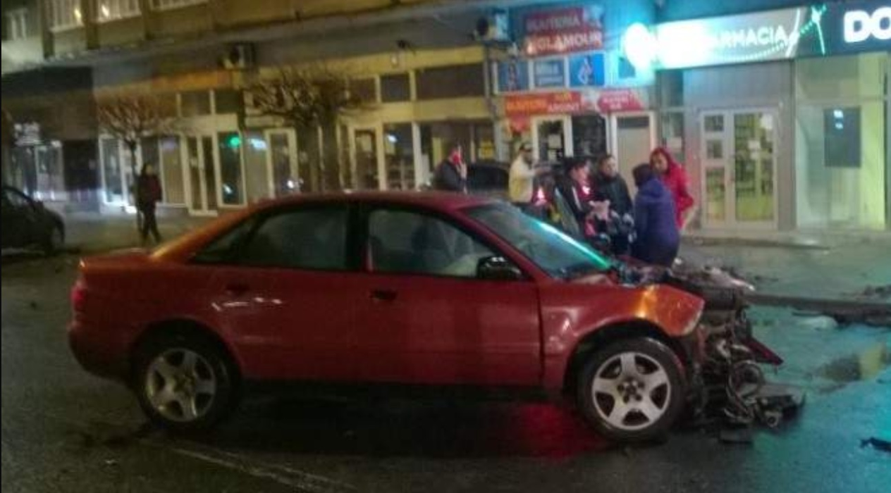 Imagini dramatice în Arad, după un accident! Doi bolizi s-au făcut zob, iar unul a smuls din rădăcini un copac