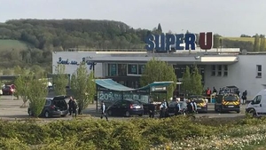 Alertă în Franța! Un individ înarmat a sechestrat mai multe persoane într-un supermarket