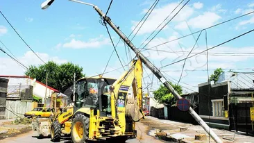 Dorel de la Braila a lasat fara curent un cartier intreg! A infipt in stalp gheara de la excavator!