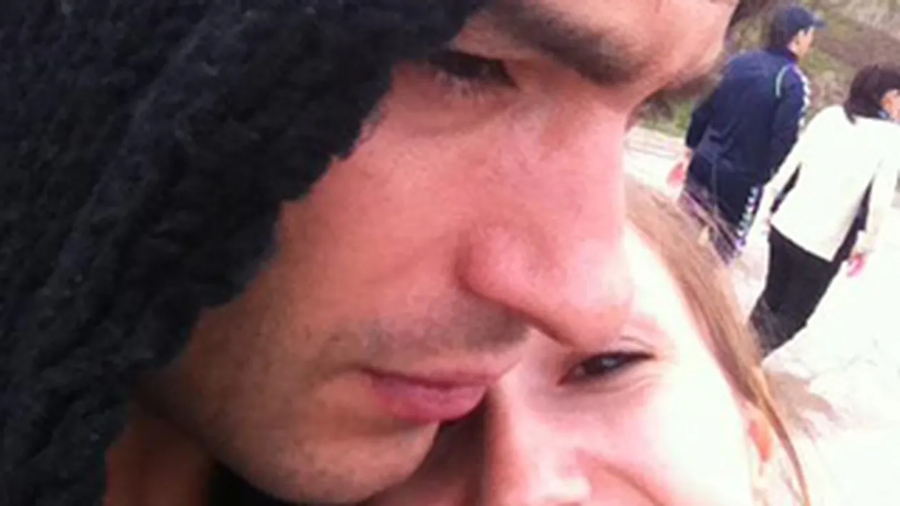 Uite cum il consoleaza Adela Popescu pe Radu Valcan dupa un meci de fotbal!