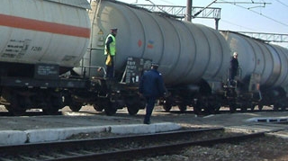 Un copil de doi ani a scapat cu viata, dupa ce a trecut peste el un tren cu 20 de vagoane