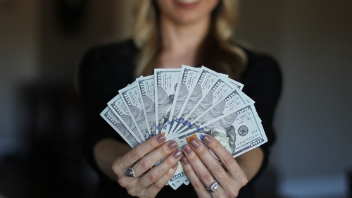 Vești bune pentru români. Parlamentul a aprobat o nouă lege prin care cresc salariile cu 50%. Sunt vizați angajații din acest domeniu