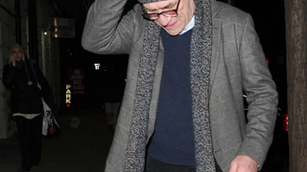 Batran si obosit! Actorul Tommy Lee Jones a incercat in zadar sa se ascunda de paparazzi, sub o caciula!