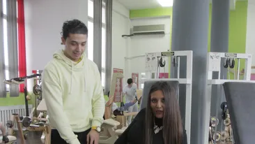 Pe tocuri de 15 cm si cu ciorapi plasa la sala! Ce vedeta de la noi a socat antrenorul de fitness cand a aparut asa!