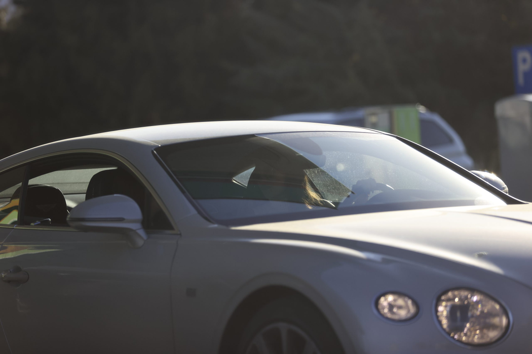 "Surorile Opticris" și-au "răsfățat" Bentley-ul în benzinărie (Foto: CANCAN.RO)
