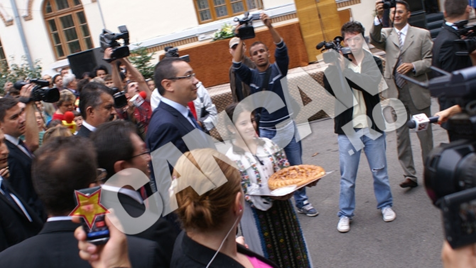 Premierul Victor Ponta primit cu paine si sare la deschiderea anului scolar de la Targu Jiu