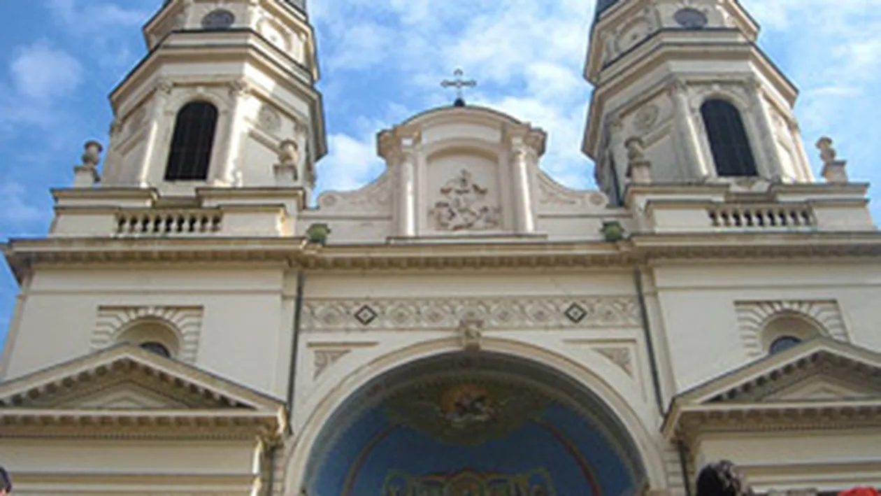 Pentru ca s-a saturat de saracie, un tanar s-a urcat pe Catedrala Mitropolitana din Iasi si ameninta ca se sinucide