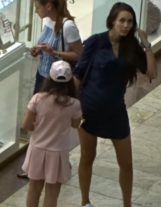 Lena şi fetiţa ei privesc vitrinele în timp ce îl aşteaptă pe Gabi Enache să se întoarcă de la bancomat