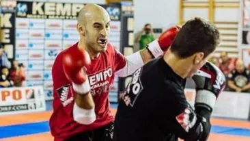 A apărut hit-ul anului, după ce Mircea Badea a pupat podeaua ringului! ”Dormi, dormi, puiul mamii!” Râzi de intri în corzi dacă asculți versurile VIDEO