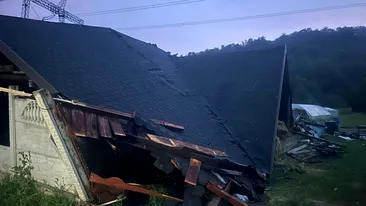 Furtuna a făcut ravagii în 15 județe! Un tânăr de numai 18 ani a murit după ce acoperișul desprins al unei case s-a prăbușit peste el