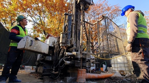 (P) Au început forajele geotehnice pentru consolidarea planșeului de la Piața Unirii! Specialiștii fac săpături la mare adâncime pentru a verifica starea solului și a fundației pe care se sprijină structura planșeului vechi de 80 de ani