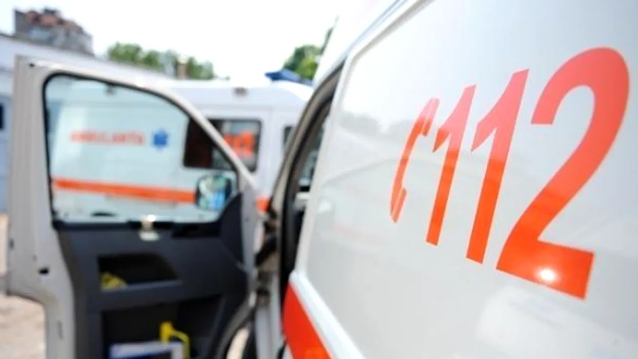 Un copil de 2 ani din Turda a murit după ce peste el a căzut o ușă metalică