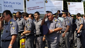 Protestul polițiștilor din 2010 care a luat-o spre Cotroceni din mers. Caschete în aer și scandări furioase