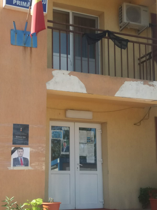 Afișele cu primarul decedat sunt la loc de cinste în Deveselu