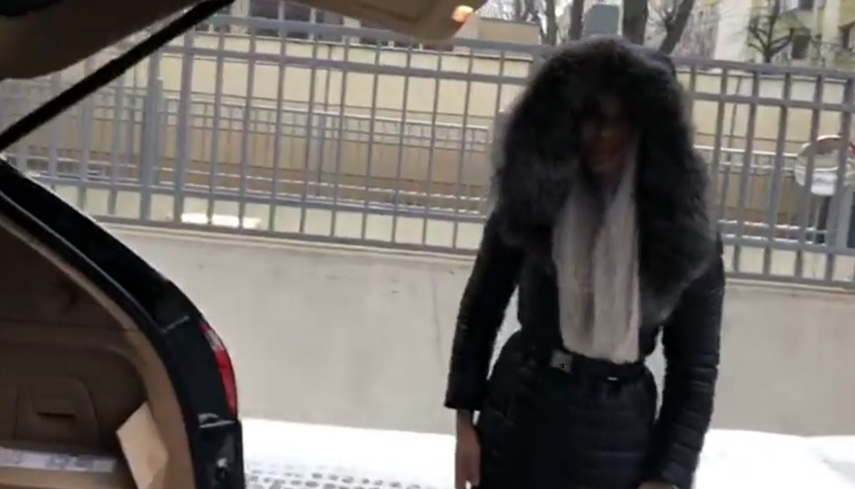 FOTO / Bianca Drăgușanu a oprit mașina și a început să țipe în plină stradă: „Taci, nu mai spune nimic, sper că Victor doarme”. Ce a pățit vedeta