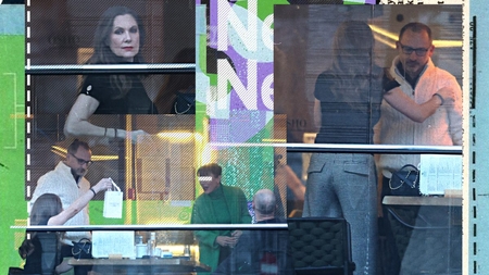 Romanița Iovan și iubitul, la o masă „corespunzătoare” în Primăverii! Creatoarea de modă, lecție de eleganță și stil!