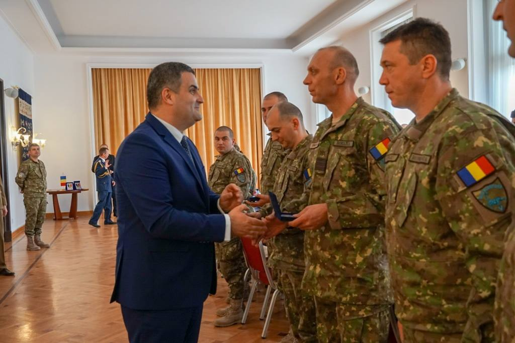 De la butonat telefonul în timpul onorului militar, Gabriel Leș a trecut la pix și foaie ca să nu mai fie acuzat că nu respectă armata
